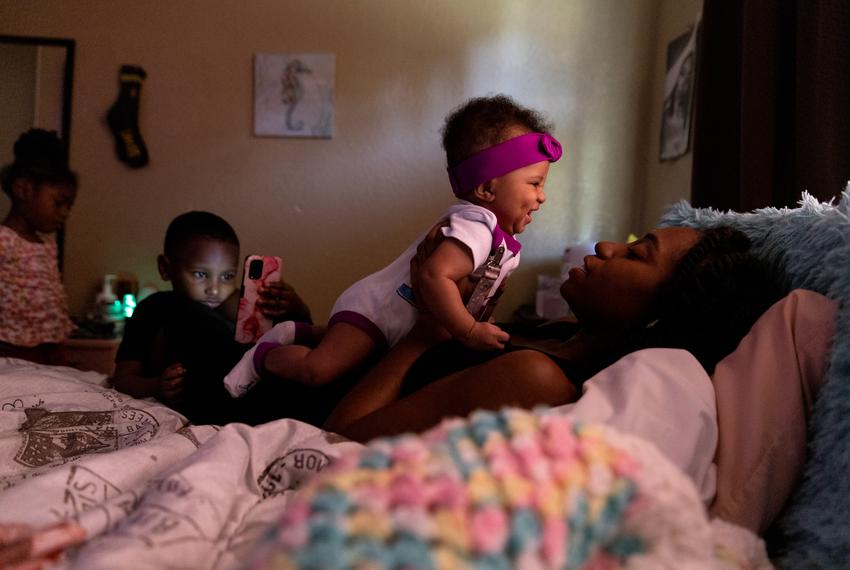 2/10/23, Pineland, Texas: Destiny Williams cuddles her three month old daughter Irelynn on her bed. Ilana Panich-Linsman for The Texas Tribune